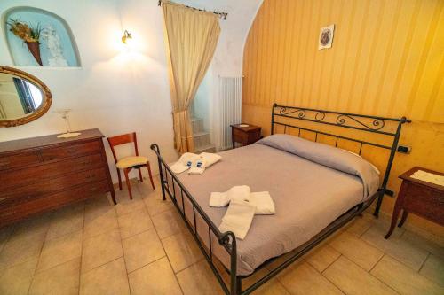 圣安吉罗山Caratteristica casa in piazzetta的一间卧室配有一张床,上面有两条毛巾
