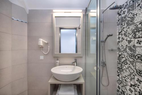 费拉City Break的白色的浴室设有水槽和淋浴。