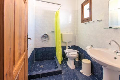 斯基亚索斯镇Stefanis House的浴室配有卫生间、盥洗盆和淋浴。