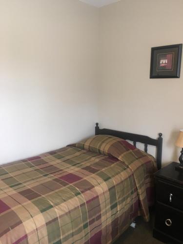 甘德乡村汽车旅馆的一间卧室配有一张带铺着平底毯的床