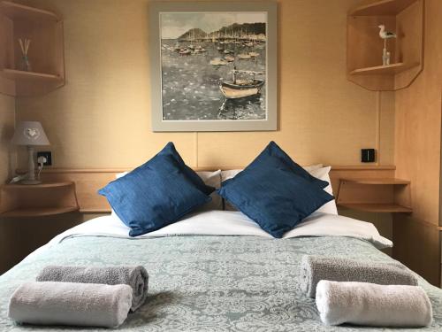 浦耳Rockley Park - Coral的一间卧室配有一张带蓝色枕头的床