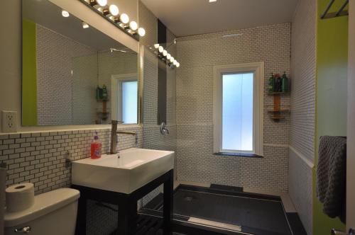 渥太华Barefoot Inn的浴室设有白色水槽和镜子