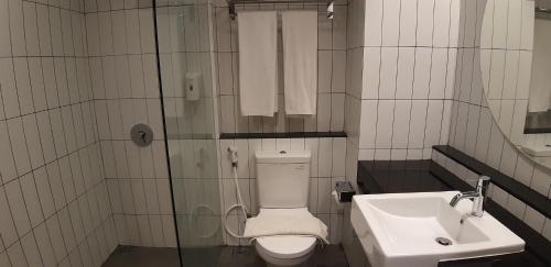 库宁岸Grand Cordela Hotel AS Putra Kuningan的一间带卫生间和水槽的浴室