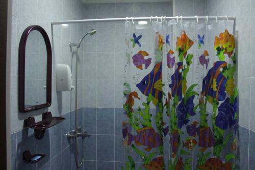 卡拉科尔Snow Leopard Hostel的浴室设有淋浴和鲜花窗帘