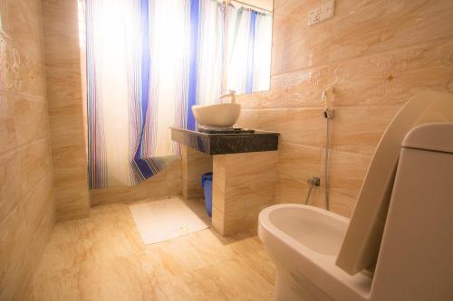 库克斯巴扎Prime Park Hotel的一间带水槽和卫生间的小浴室