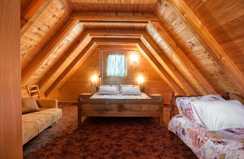 拉斯托瓦卡Apartment Perić的木制阁楼卧室配有一张床