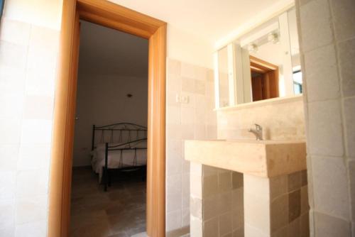 圣维托诺曼Trullo del Geco的一间带水槽和镜子的浴室