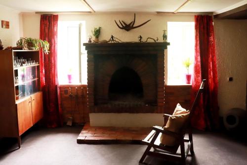 GurjaaniGreenGate的客厅设有壁炉和红色窗帘