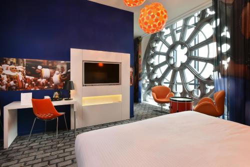 蒙斯Martin's Dream Hotel的酒店客房,配有床和橙色椅子