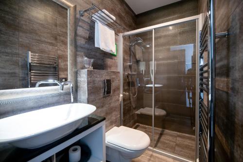 萨格勒布洛格因旅馆的浴室配有卫生间、盥洗盆和淋浴。