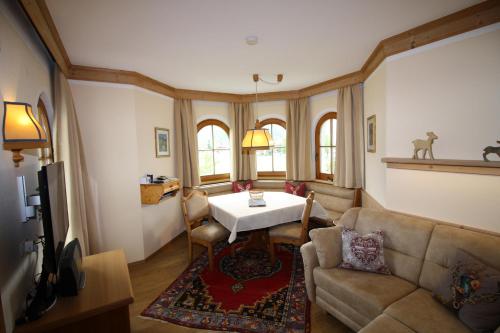 迈尔霍芬Vronis Waldhaus ADULTS ONLY的客厅配有沙发和桌子
