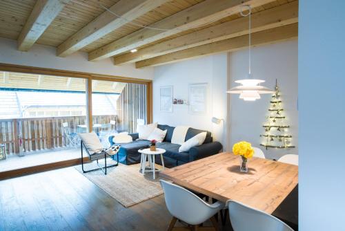 克拉尼斯卡戈拉Apartments Maison的客厅配有蓝色的沙发和桌子