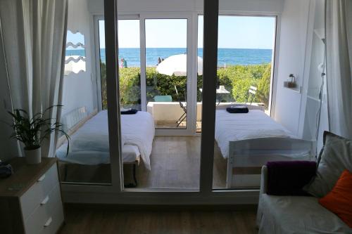 昂代Hendaye Beach Studio, front de mer avec parking privé的一间带两张床的卧室,享有海景