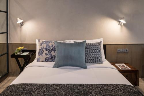 班加罗尔班加罗尔公园酒店的一间卧室配有一张带蓝白色枕头的大床
