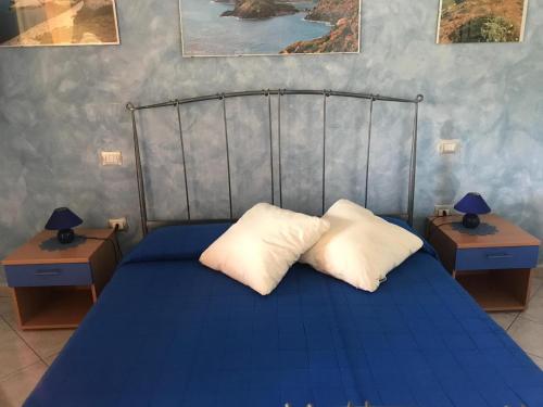 BauladuDomu de Palla- IUN-E5167的一间卧室配有蓝色的床和两个枕头