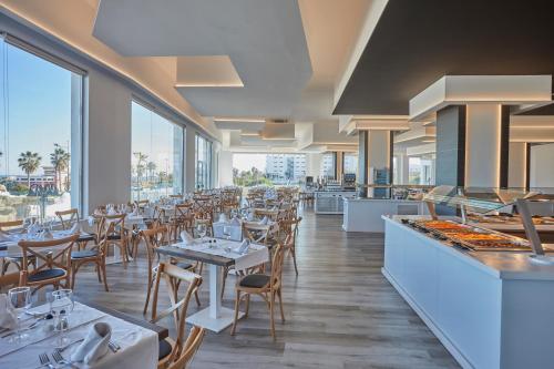 Ibersol Torremolinos Beach餐厅或其他用餐的地方