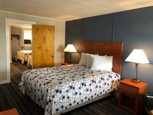 巴港伊登布鲁克汽车旅馆的酒店客房,配有一张床和两盏灯