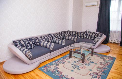 Apartment on Stalevariv Street 7的休息区