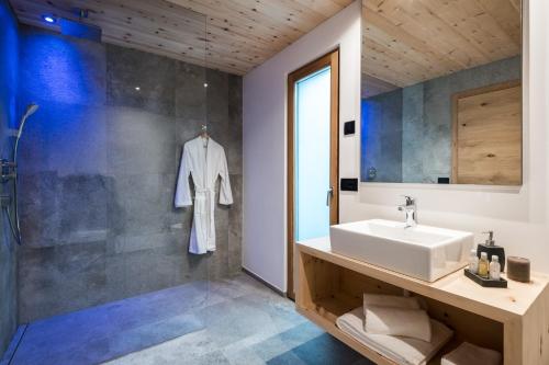 Les Dolomites Mountain Lodges的一间浴室