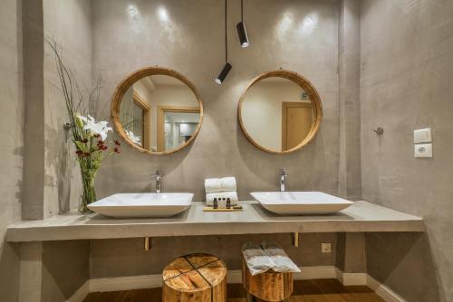 雅典A.P. Acropolis View Apartments的浴室设有2个水槽和2面镜子