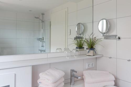 库克斯港Strandhaus Christiansen的一间带水槽和镜子的浴室