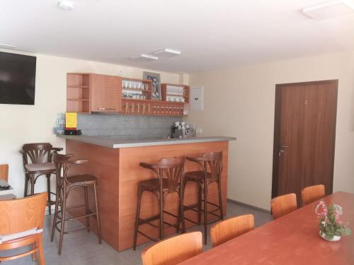 兹诺伊莫Penzion Miri的厨房设有带木凳的酒吧