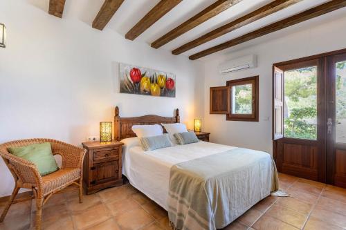 艾斯库拜尔斯Villa Romero I的卧室配有床、椅子和窗户。