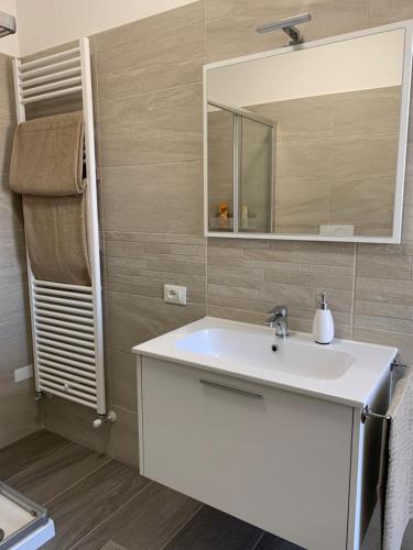 威尼斯Casa Roberta的浴室设有白色水槽和镜子