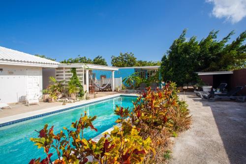 Santa CatharinaTropical Breeze Curaçao的房屋前的游泳池