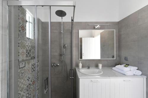 德里奥斯埃菲公寓的带淋浴、盥洗盆和镜子的浴室