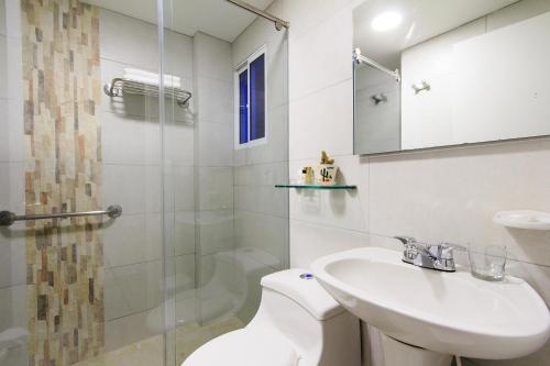 卡塔赫纳GIO hotel Tama Cartagena的浴室配有卫生间、盥洗盆和淋浴。