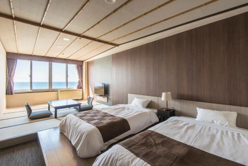 函馆伊美吉酒店及度假村的酒店客房设有两张床和窗户。