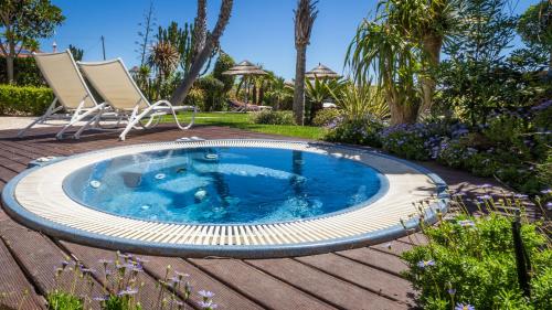 萨格里什马雷塔景观 - 精品住宿加早餐酒店的院子里一个带两把椅子的游泳池