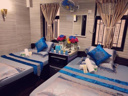 香港巴黎旅馆（D2, 10/F）的配有蓝色枕头的客房内的两张床