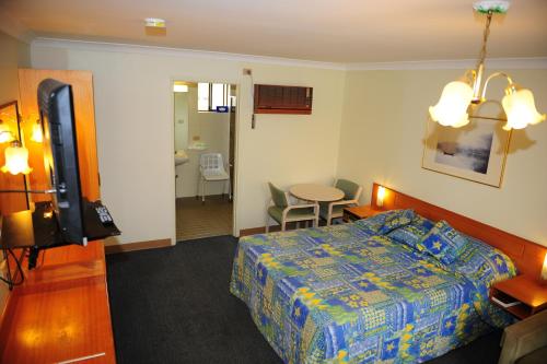 米尔迪拉米尔迪拉广场汽车旅馆的酒店客房设有一张床铺、一张桌子和一间浴室。