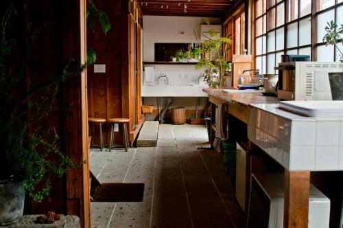 富士吉田市HOSTEL SARUYA 的厨房配有水槽和台面