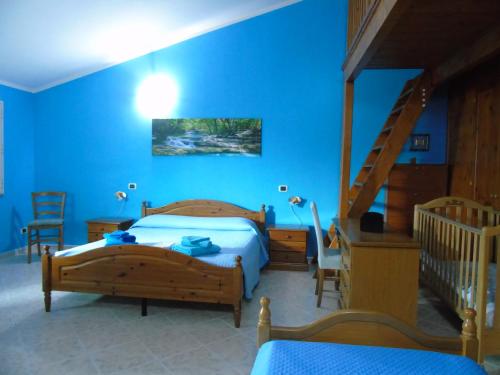 卡布拉斯Casa da Pina的一间蓝色的卧室,配有两张床和楼梯