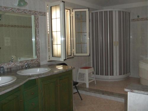 卡布拉斯Casa da Pina的一间带两个盥洗盆和大镜子的浴室