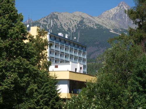 塔查斯卡-鲁穆尼卡Hotel SOREA URÁN的酒店建筑背景是一座山