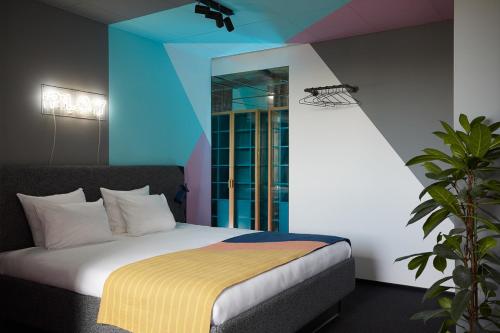 鹿特丹The Social Hub Rotterdam的一间卧室配有一张蓝色和紫色的床