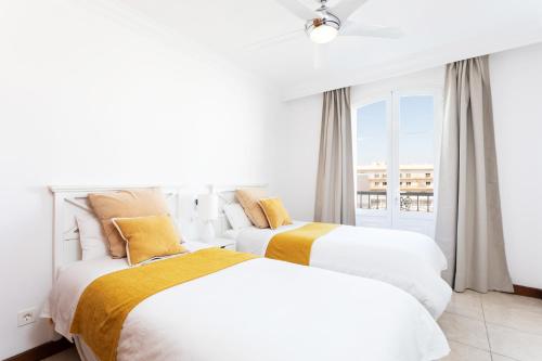 阿雷西费Rooms & Suites Balcony 3D的白色客房的两张床,设有窗户