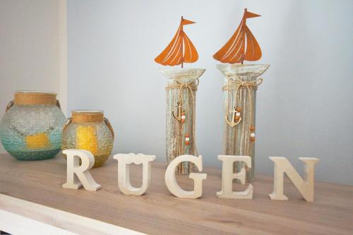 奥斯赛拜-塞林Ferienwohnung Küstenflair的三个花瓶坐在架子上,用“混合”一词
