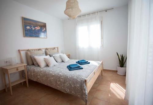 科尼尔-德拉弗龙特拉Mar y tierra的一间卧室配有一张带蓝色毛巾的床