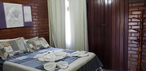 马拉塔伊济斯波尔塔巴拉旅馆的一间卧室配有带毛巾的床