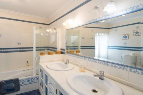加苏莱斯堡Casa GaLuz, entre la Sierra y el Mar的浴室配有盥洗盆、镜子和浴缸