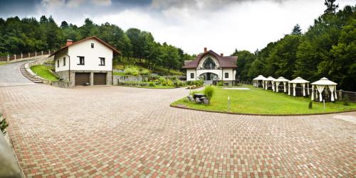 斯瓦拉瓦科夫卡别墅酒店的大型砖砌车道,带房屋和帐篷