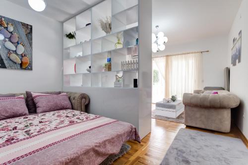斯韦蒂·斯特凡Varja 2 Apartment的一间卧室配有一张床和一把椅子