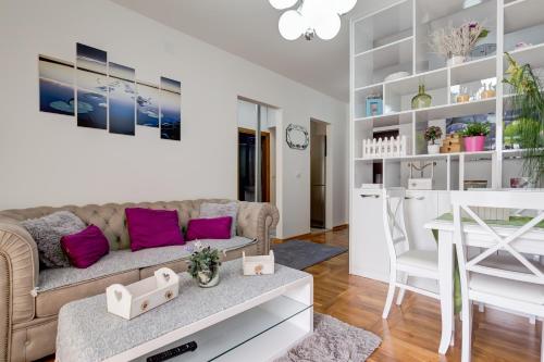 斯韦蒂·斯特凡Varja 2 Apartment的客厅配有沙发和桌子