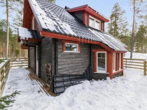KruunupyyHoliday Home Hästöskata b by Interhome的雪中的小小屋,地面上有雪
