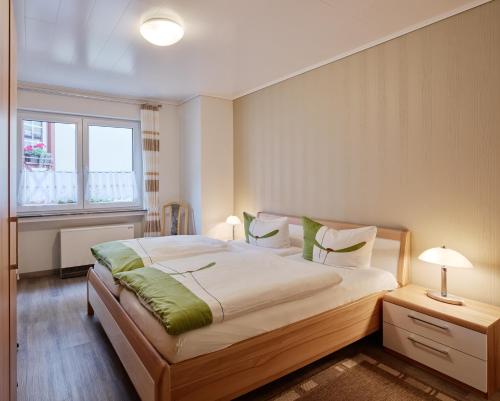 于尔齐希维哥特咖斯德可穆宾馆的一间卧室设有一张大床和一个窗户。